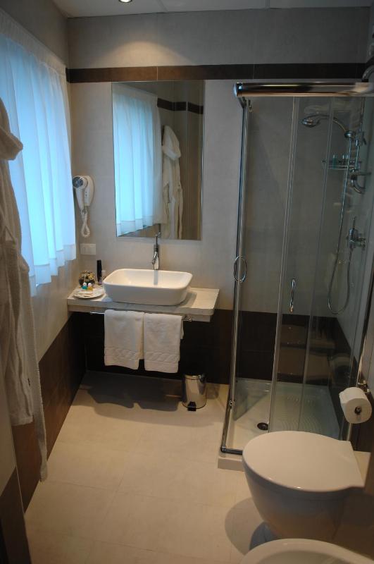 Twin Room image 2
