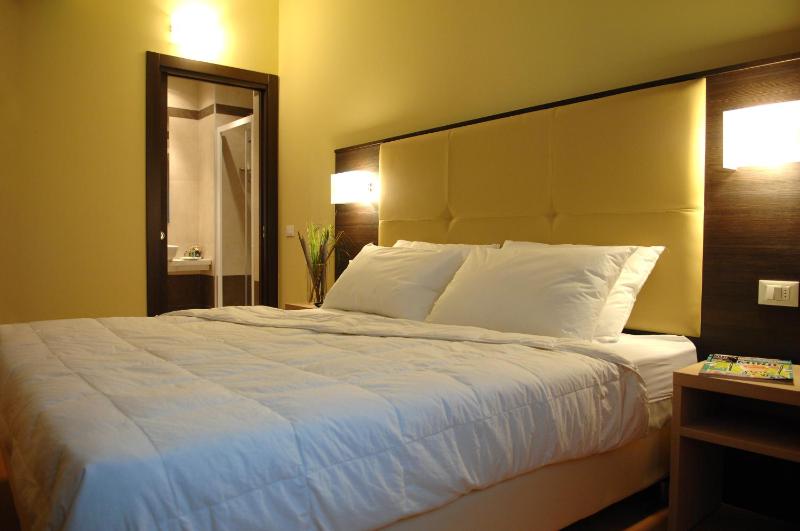 Standard Triple Room image 2
