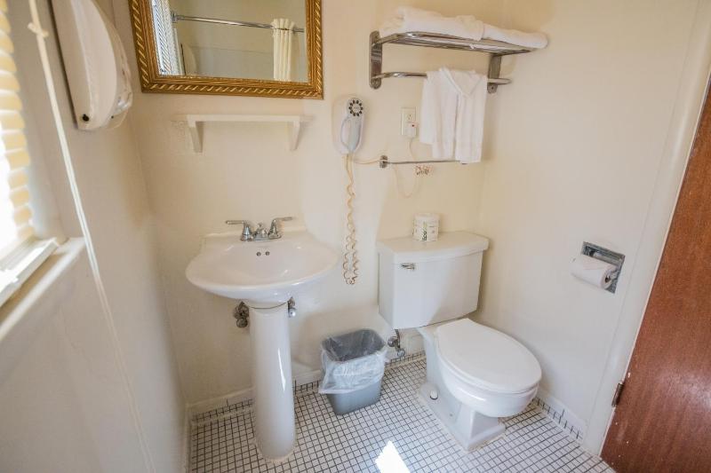 Triple Room with Three Queen Beds image 1