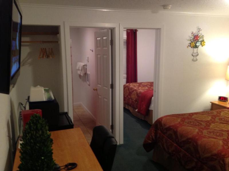 Queen Room with Two Queen Beds image 3