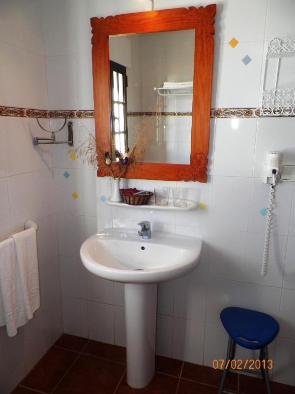 Twin Room image 4