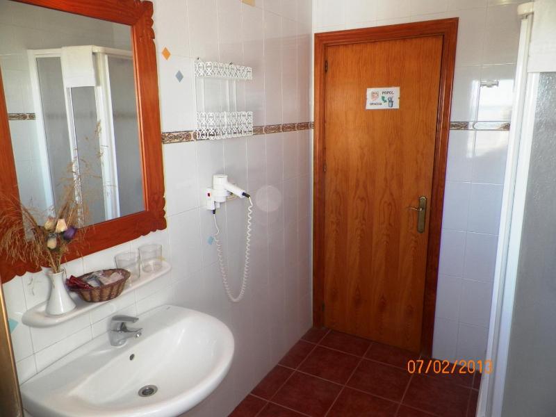 Twin Room image 3