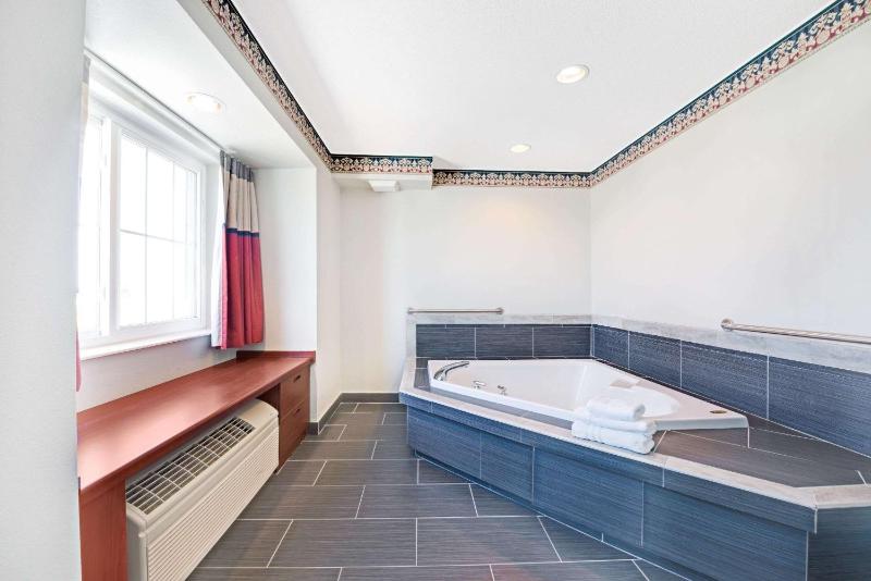 Queen Suite with Spa Bath - Non-Smoking