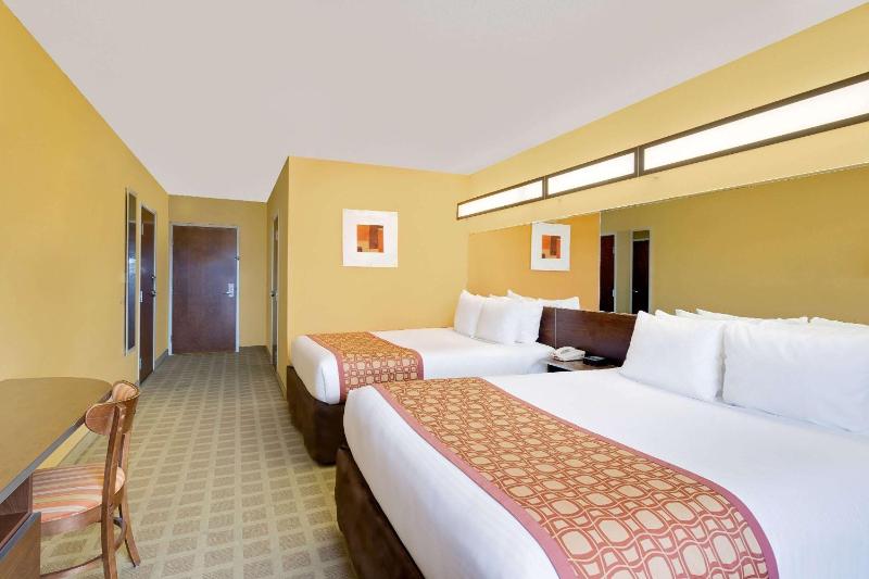 Queen Room with Two Queen Beds - Non-Smoking image 2