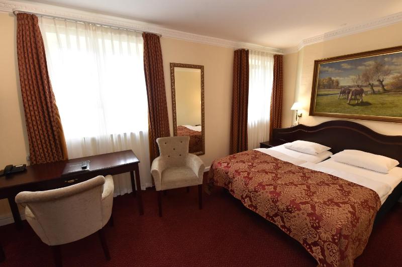 Economy Double or Twin Room image 4