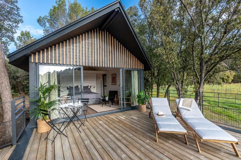 Deluxe Hut image 1