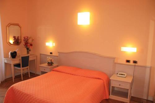 Double Room with Lake View image 3