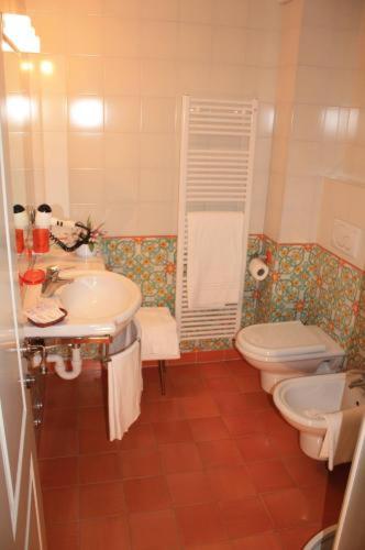 Double Room with Lake View image 2