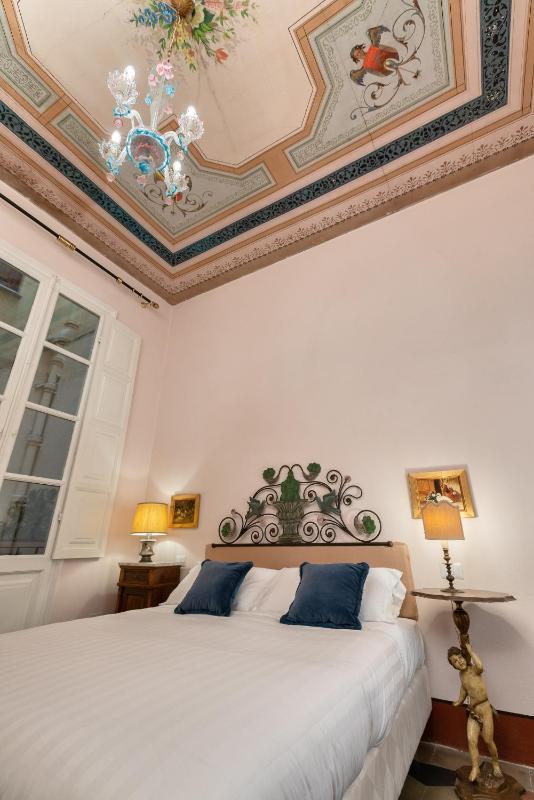 Standard King Room image 4