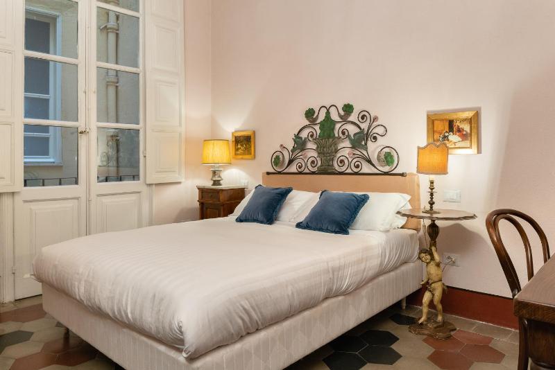 Standard King Room image 3