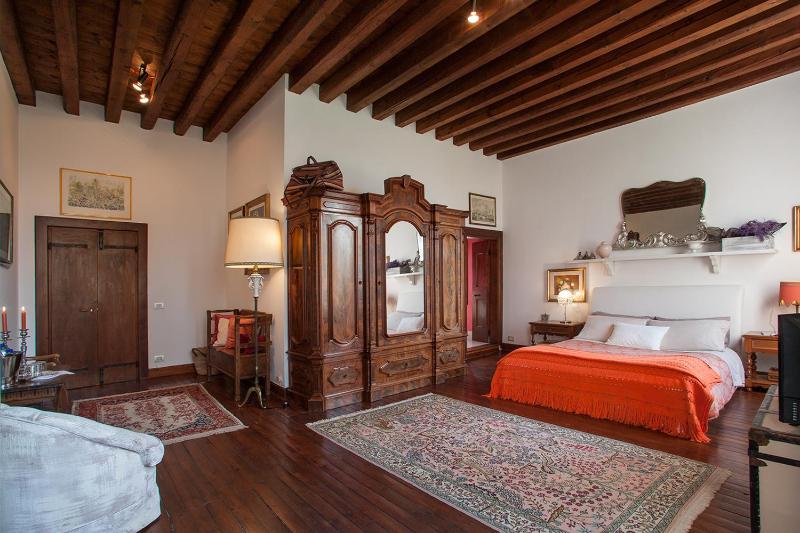 King Room with Garden View image 4