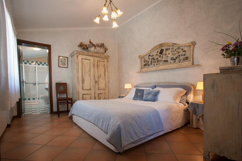 Queen Room with Garden View image 2