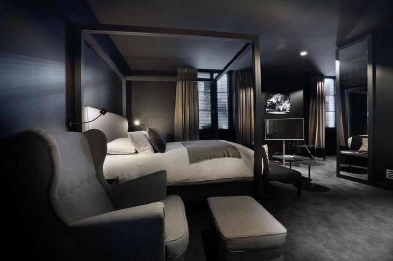 Black Infinite Room image 4