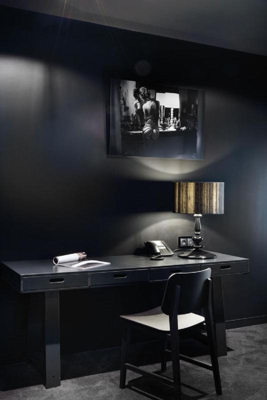 Black Infinite Room image 3