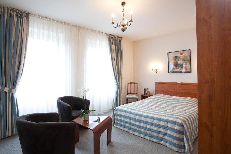 Family Room image 1
