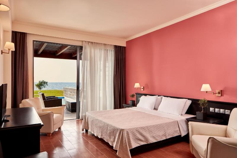 Junior Suite with Private Pool image 3
