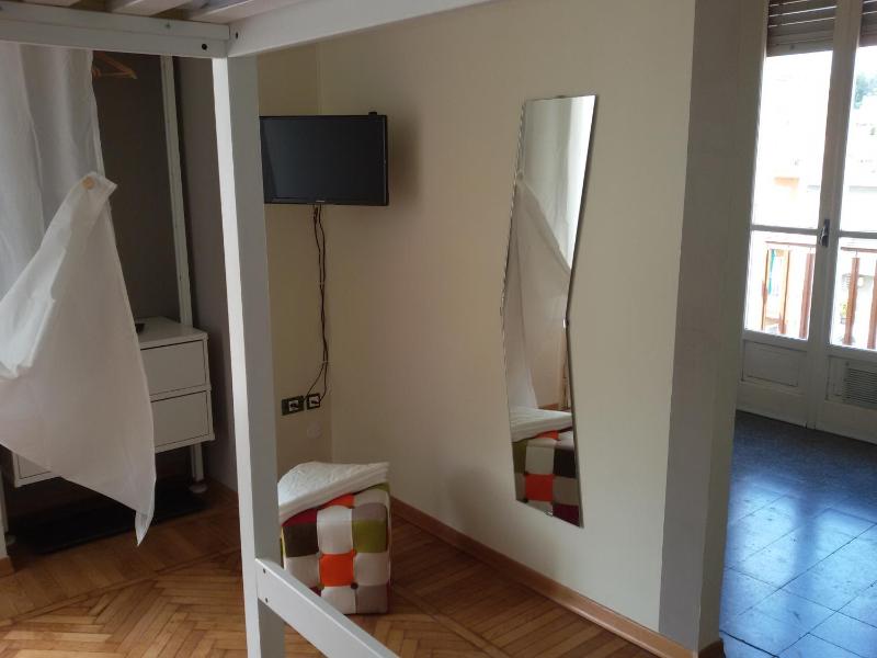 Standard Double Room with Shared Bathroom image 3