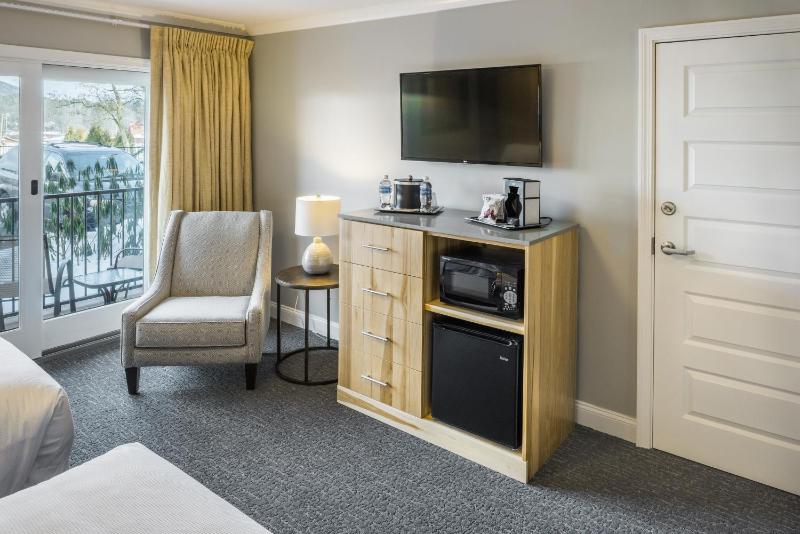 Double Room with Balcony image 3