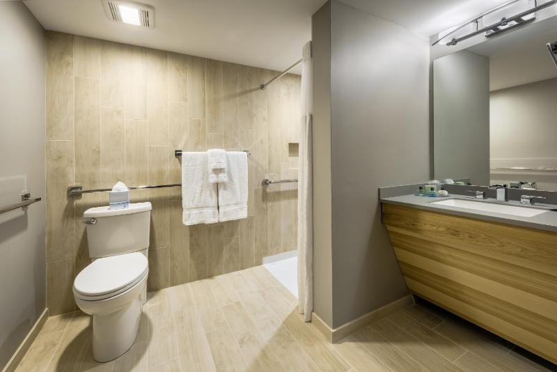 Double Room with Balcony image 2