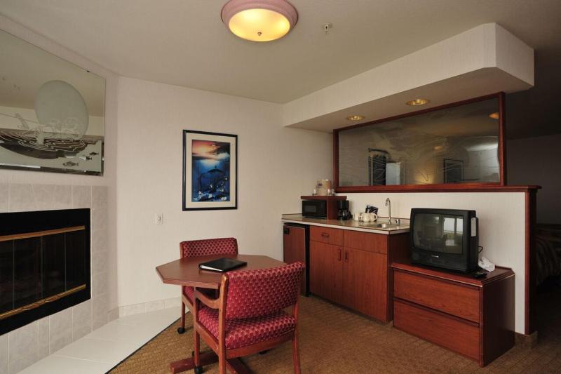Queen Room with Two Queen Beds with Sofa Bed image 2