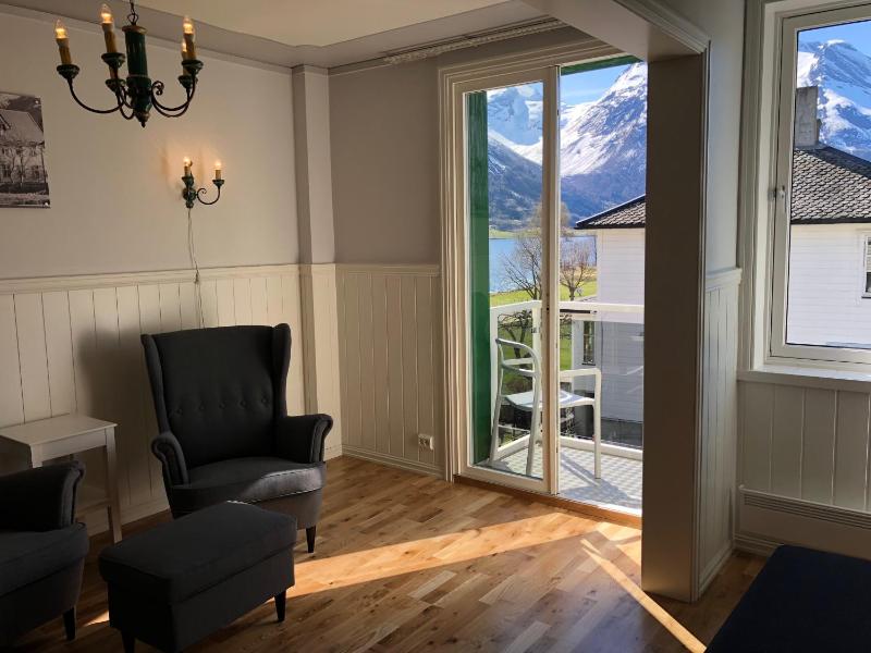 Double Room with Balcony image 3