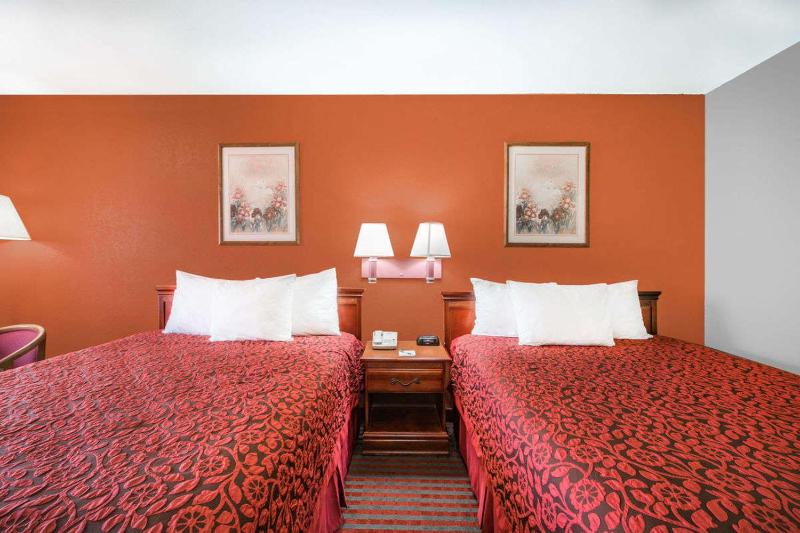 Queen Room with Two Queen Beds - Smoking image 3