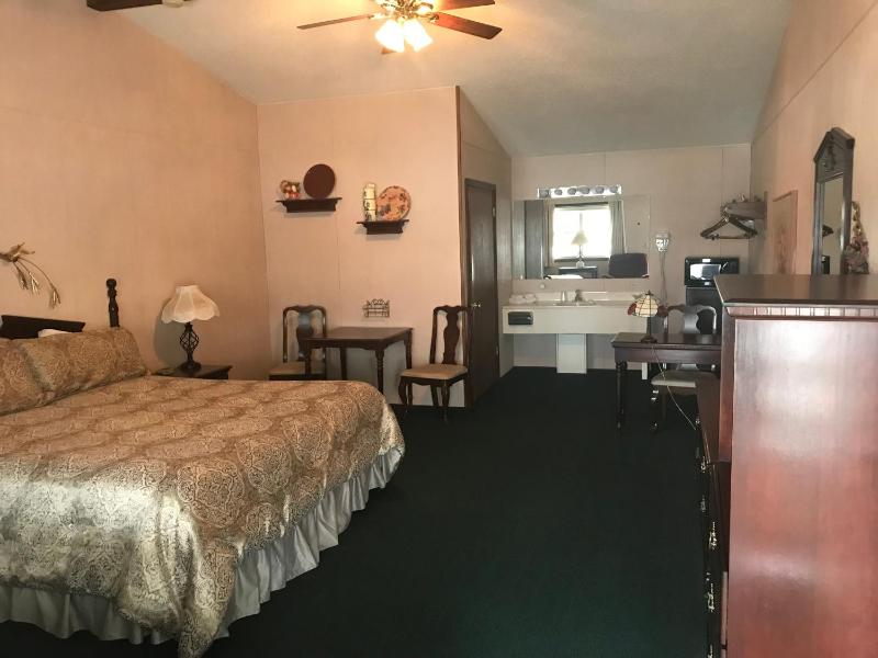 Deluxe King Room image 2