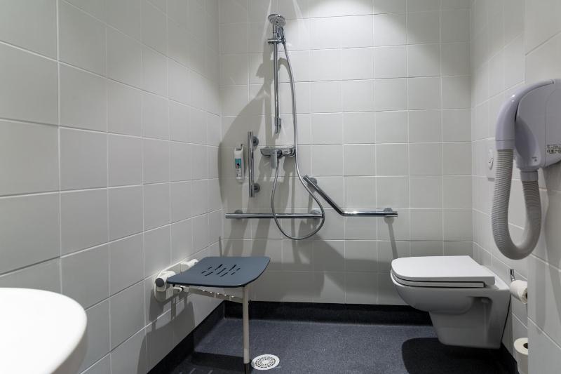 Standard Room with One Double Bed and One Single Bed image 3