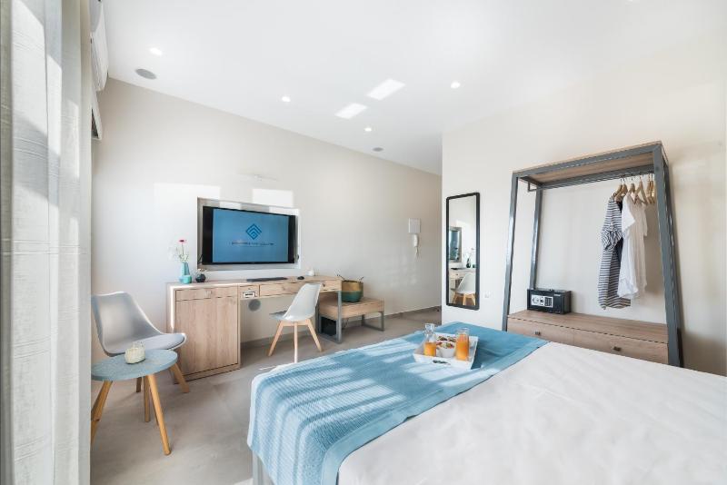 Standard Double or Twin Room with Sea View image 4