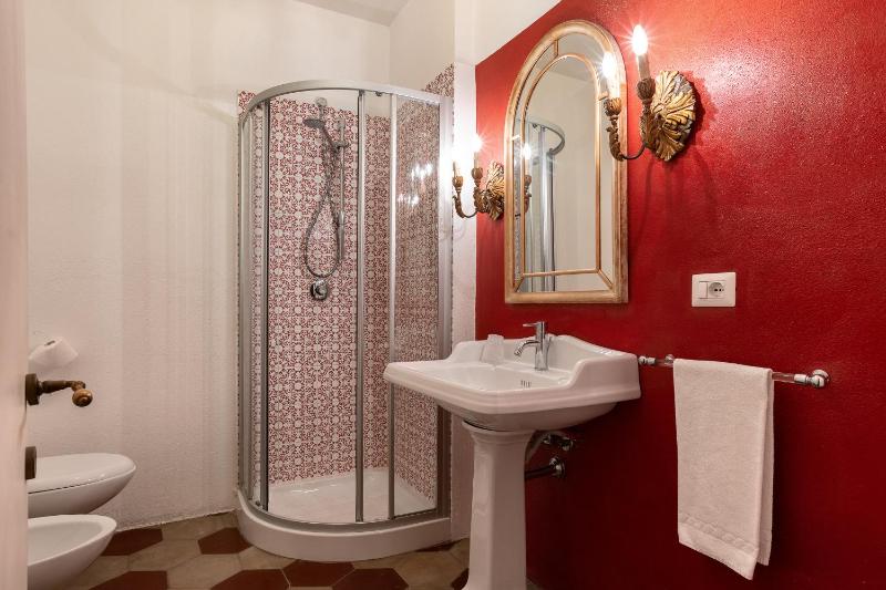Deluxe Room image 2