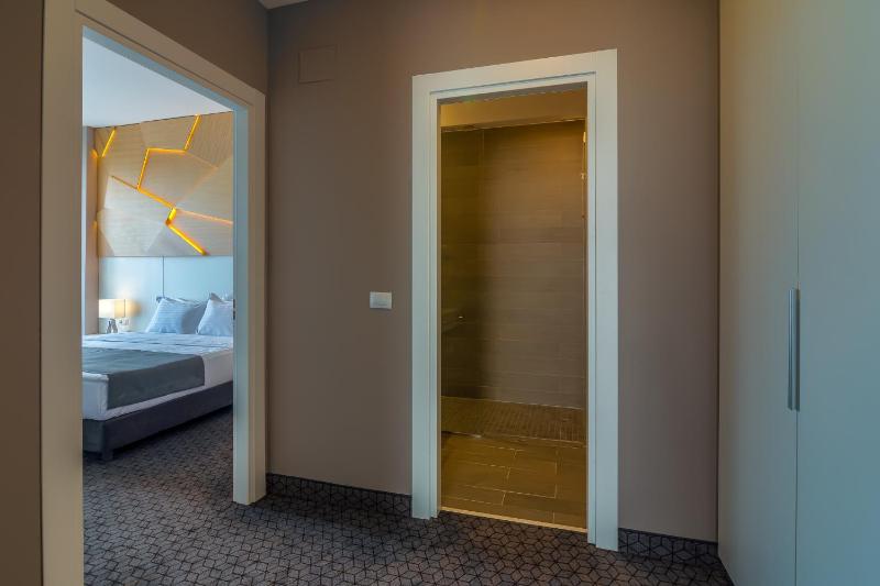 Deluxe Suite with Lake View image 3