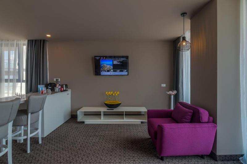 Deluxe Suite with Sea View image 3