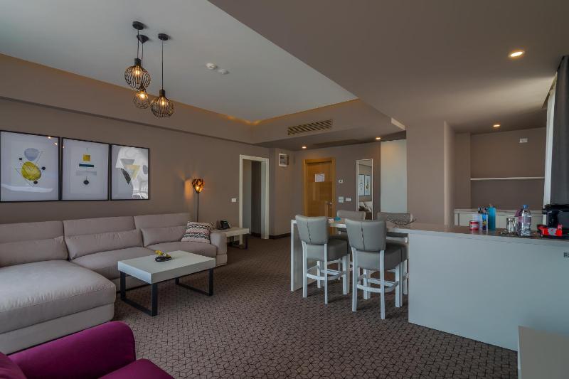 Deluxe Suite with Sea View image 1