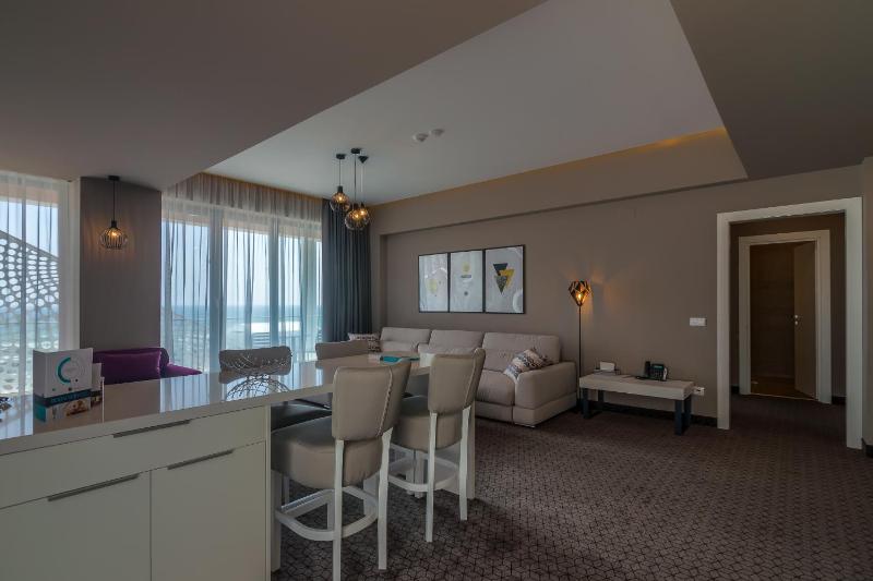 Deluxe Suite with Sea View image 2