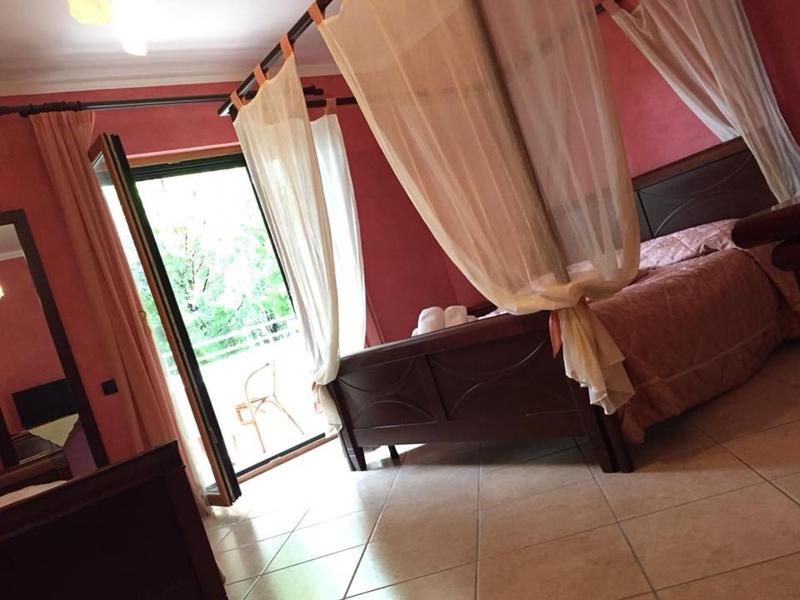 Standard King Room image 3