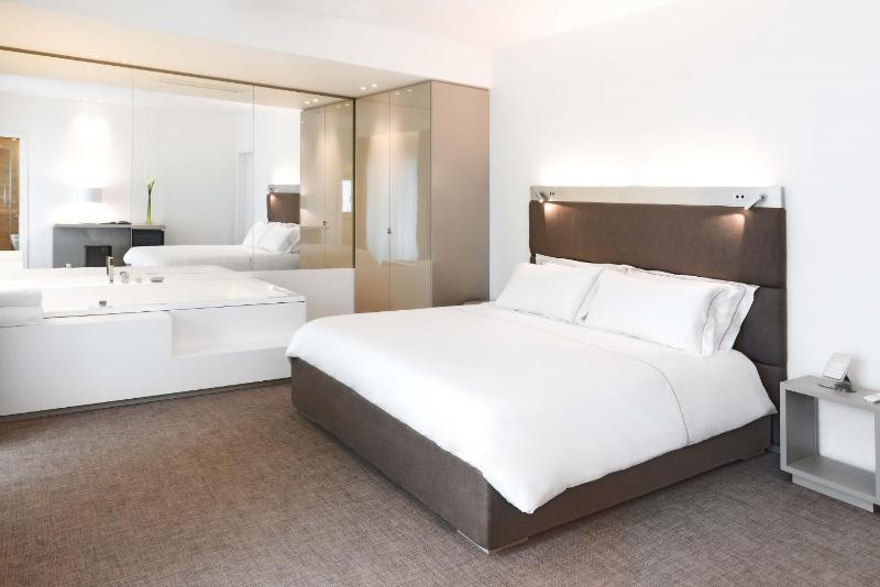 King Room with Spa Bath image 2