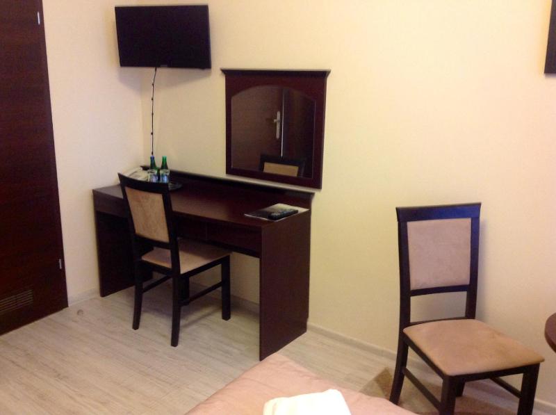 Economy Twin Room image 4