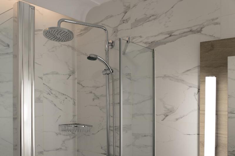 Quintuple Room (5 Adults) image 3