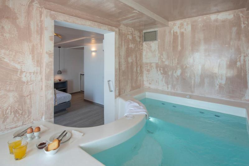 Deluxe Room with Hot Tub and Caldera View image 4