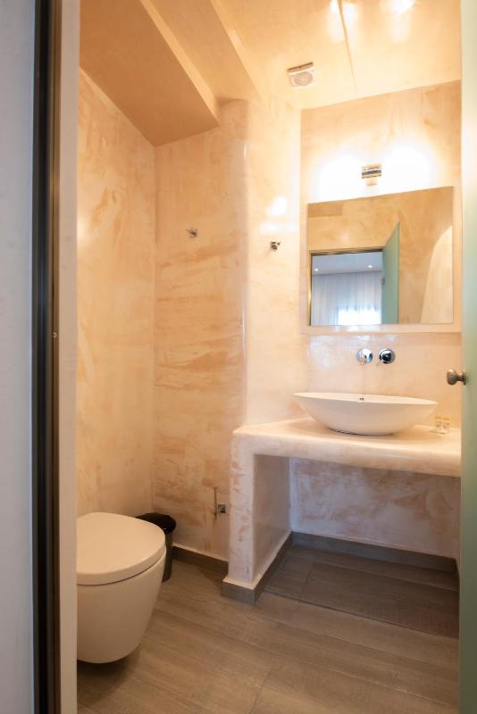 Deluxe Room with Hot Tub and Caldera View image 3