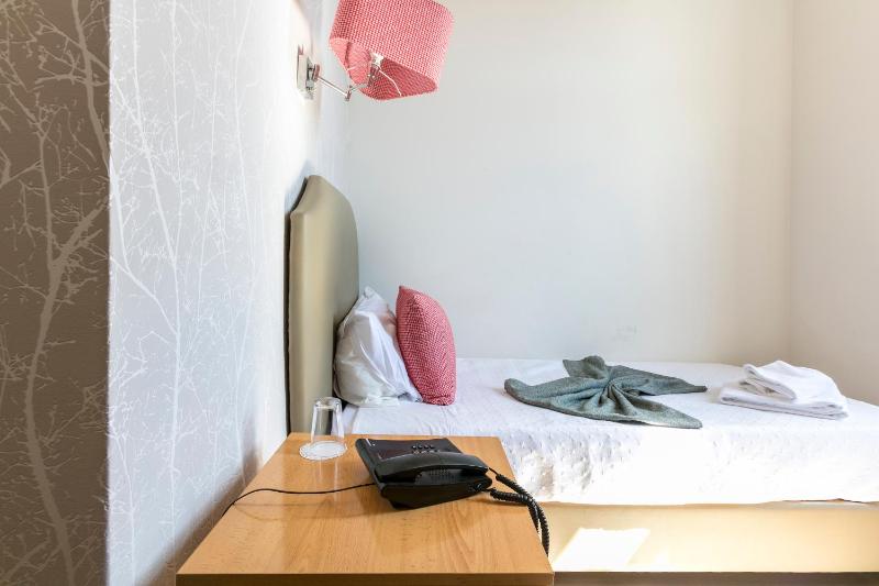 Single Room image 4