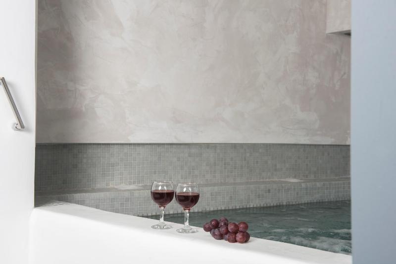 Deluxe Room with Hot Tub image 4