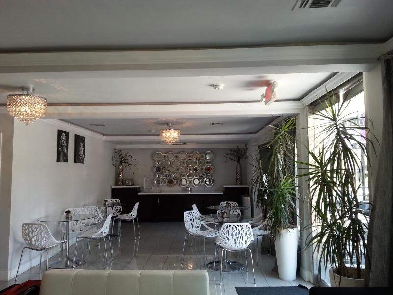 Hollywood VIP Hotel - image 14