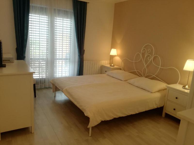 Double Room with Balcony and Sea View image 3