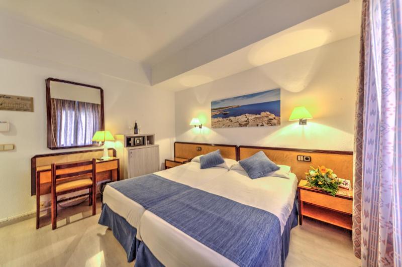 Economy Twin Room image 1