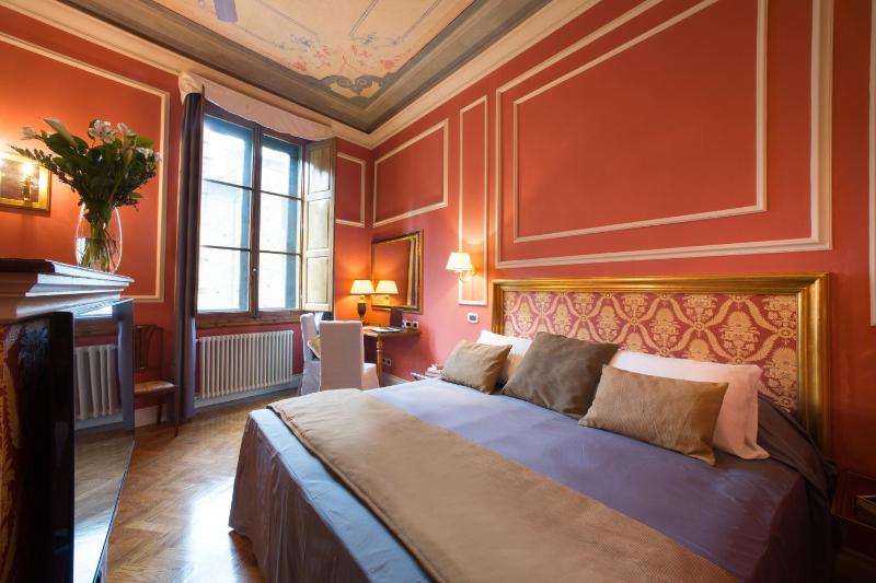 Deluxe Double or Twin Room image 3