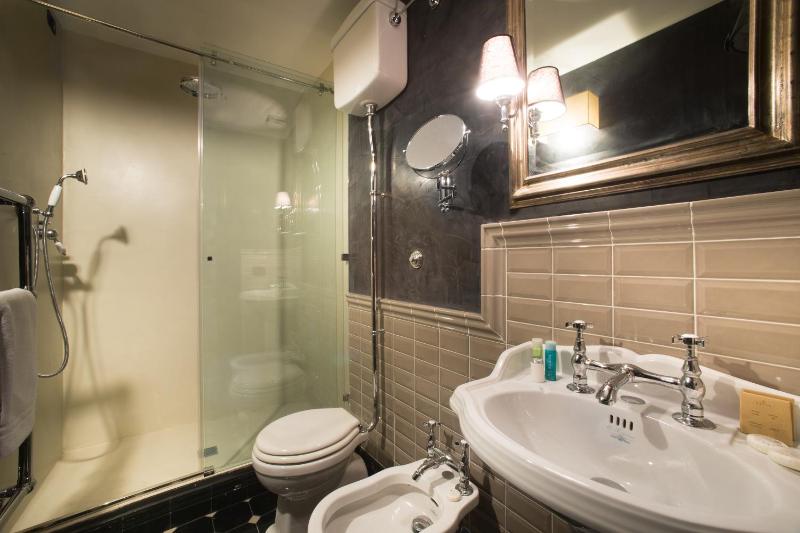 Superior Double Room image 4