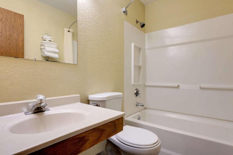 Queen Room - Non-Smoking image 3
