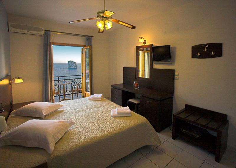 Double or Twin Room with Sea View image 4