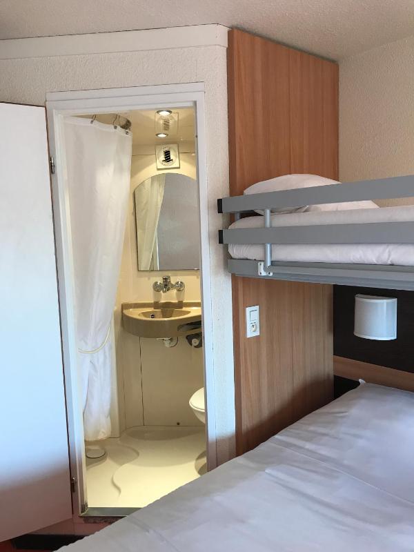 Quadruple Room image 4